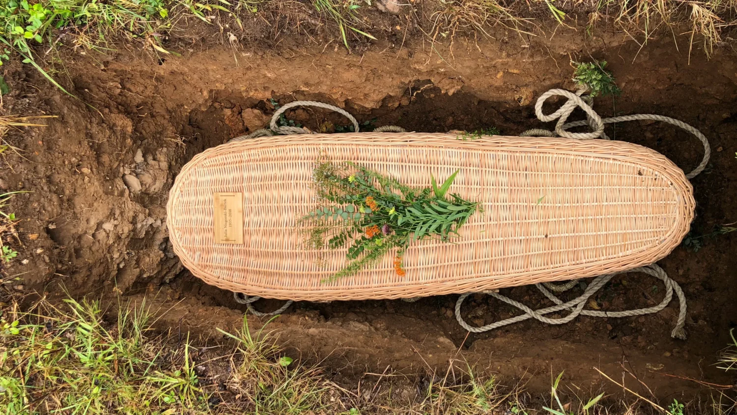 environmentally friendly burial options
